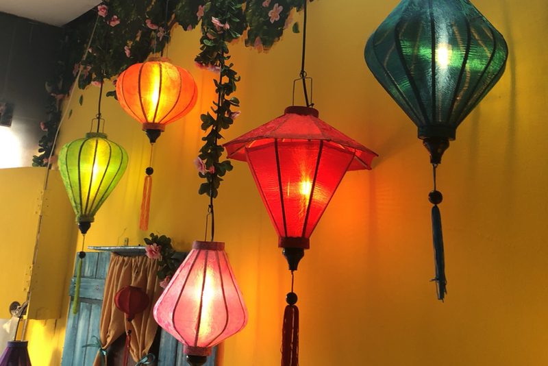 Đèn lồng treo cây quán ăn sân vườn — Đèn Lồng Hội An Thủ Công | LongDenViet