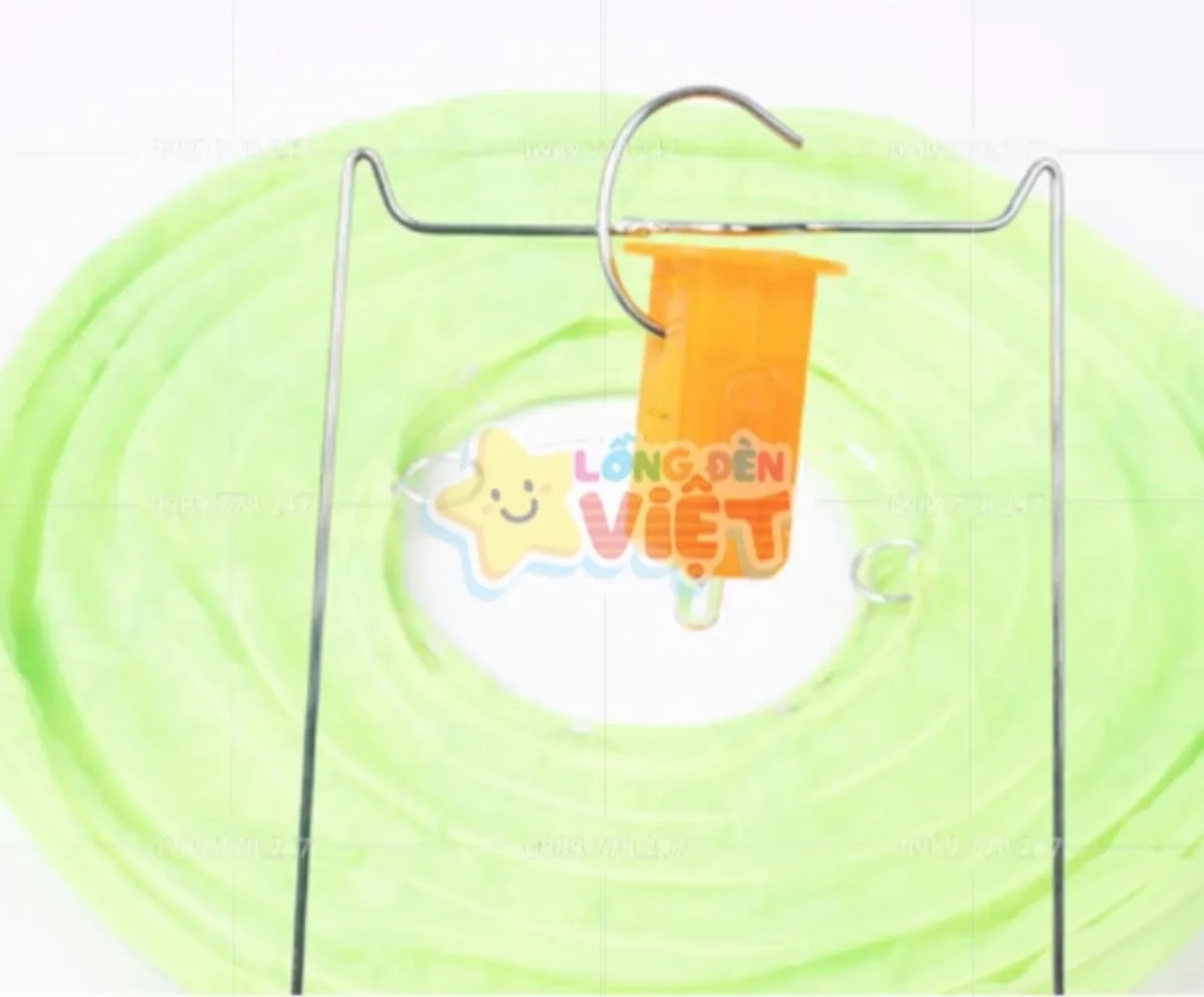 Đèn LED pin trung thu giá 5000 đồng một cái