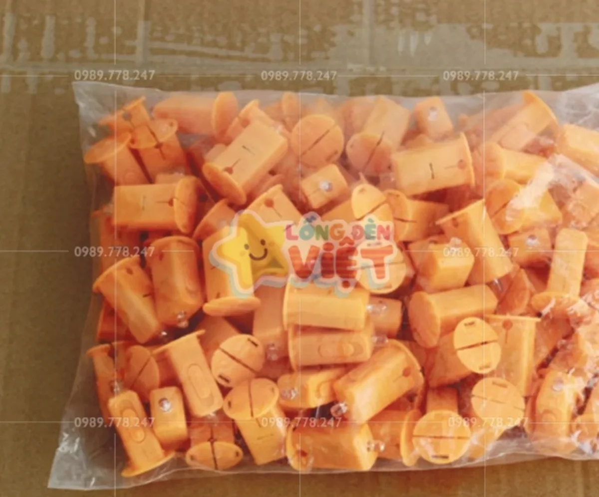 Đèn LED pin trung thu sáng nhiều màu trong đèn lồng giấy