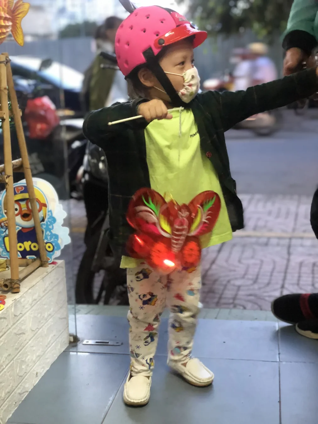 Không khí Trung Thu với bé và đèn lồng rực rỡ