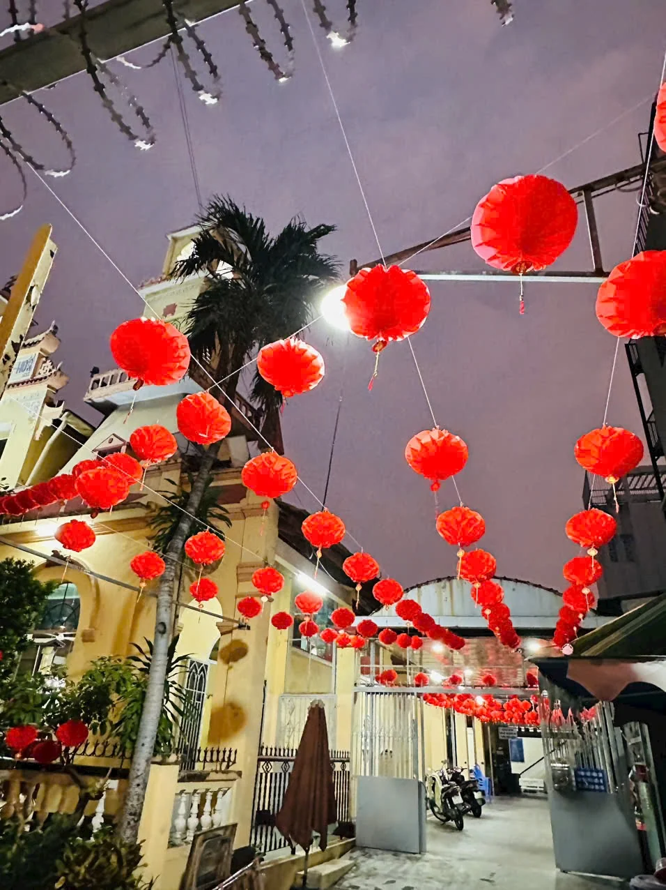 Trang trí Trung Thu không gian sân vườn bằng lồng đèn Hội An