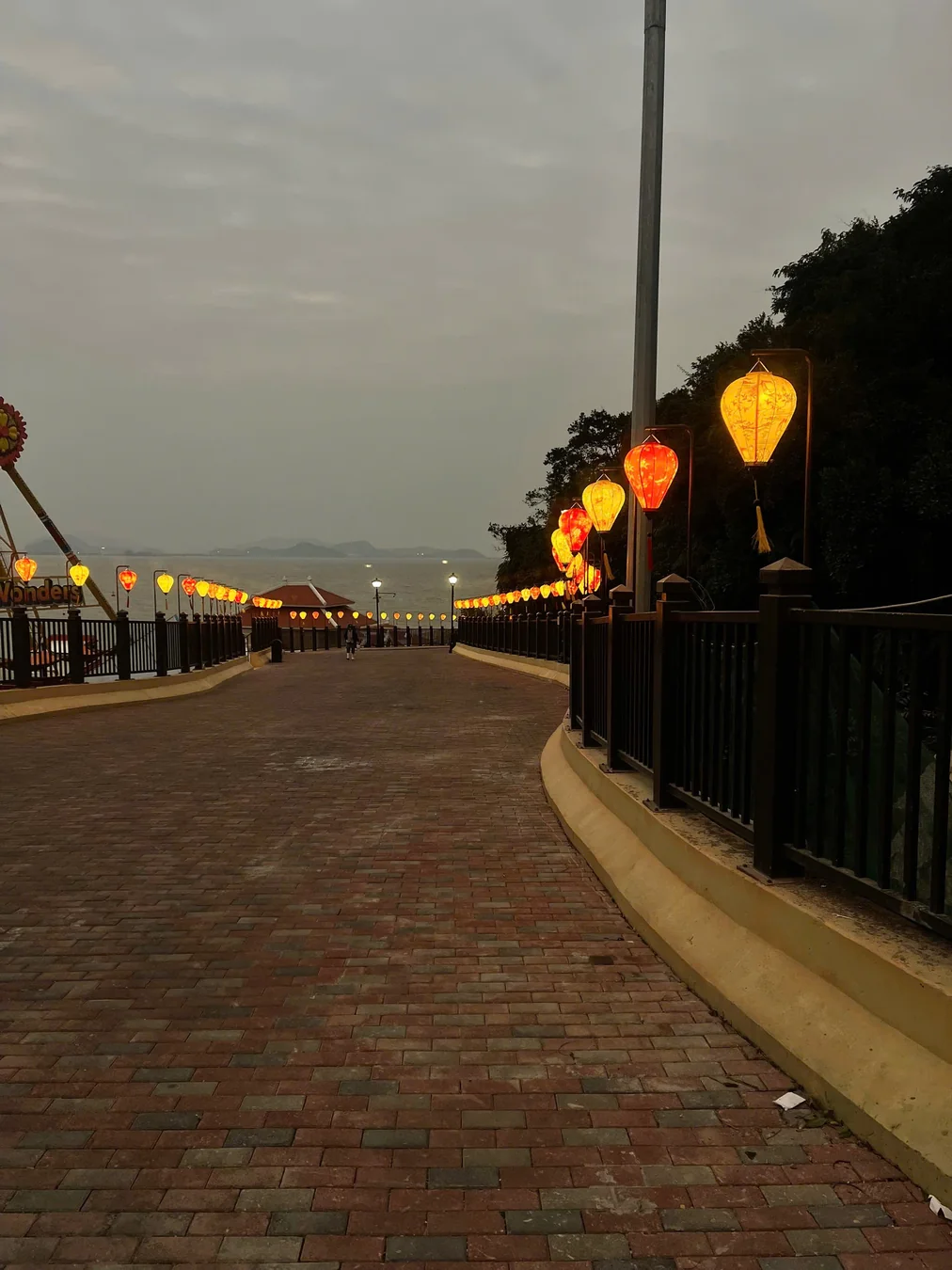 Không gian trang trí Trung Thu lồng đèn Hội An đỏ vàng