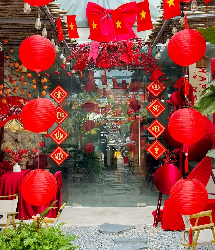 Trang trí Trung Thu cụm lồng đèn đỏ vàng treo theo nhóm đẹp