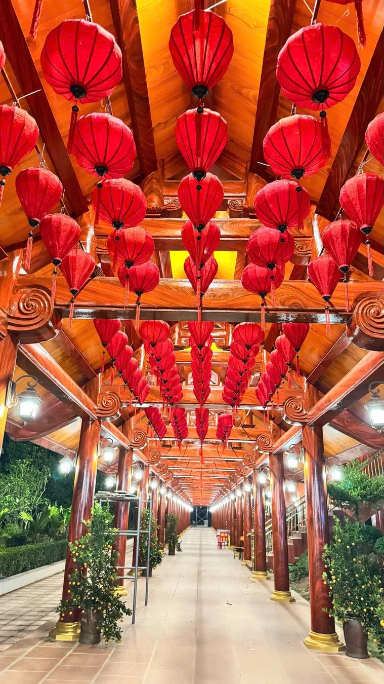 Trang trí Trung Thu văn phòng công ty bằng lồng đèn đỏ vàng