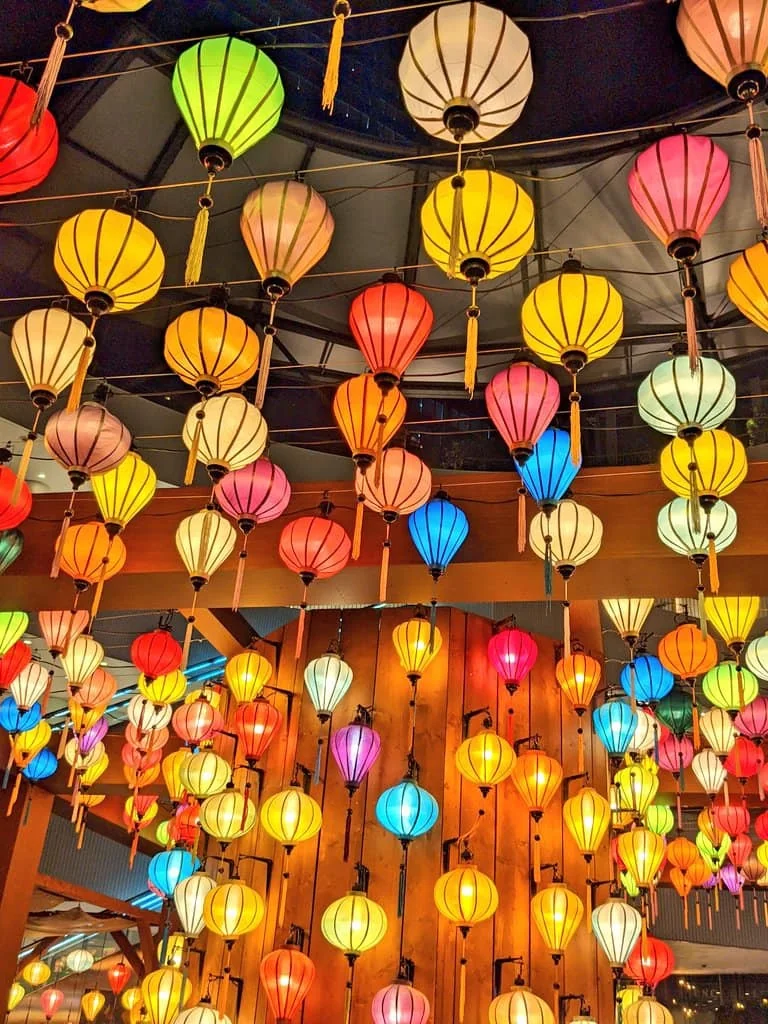 Trang trí Trung Thu hành lang lồng đèn treo dày