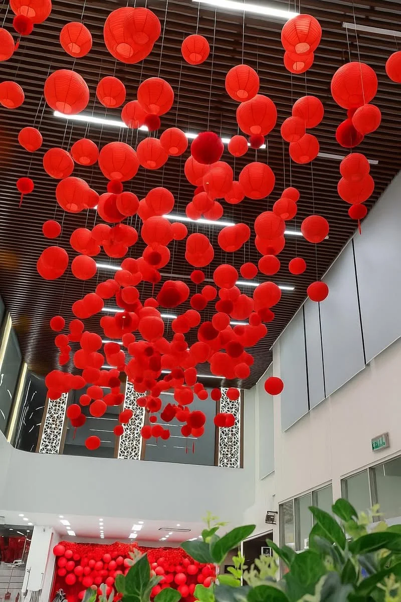 Trang trí Trung Thu nhà ở bằng lồng đèn giấy kiếng màu sắc