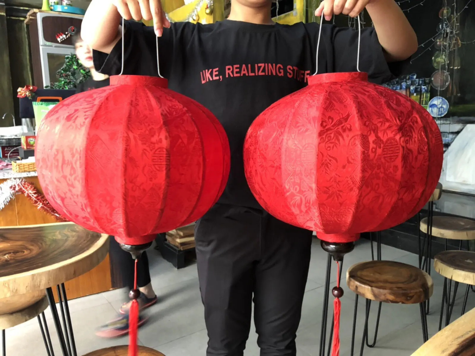 Đèn lồng Hội An lụa đỏ bung tròn đều — khung tre vải lụa tơ tằm