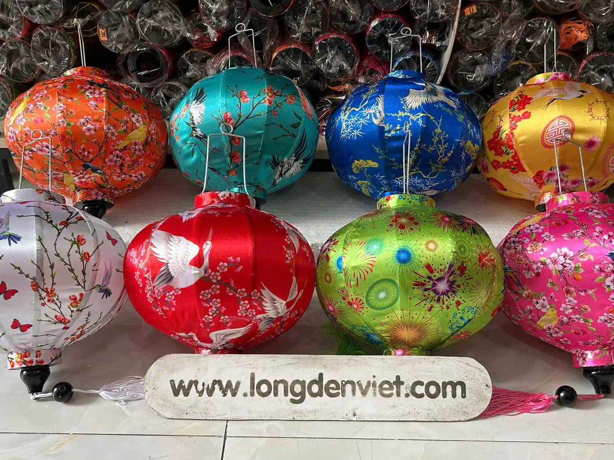 Tám đèn lồng Hội An nhiều màu xếp thành hai hàng