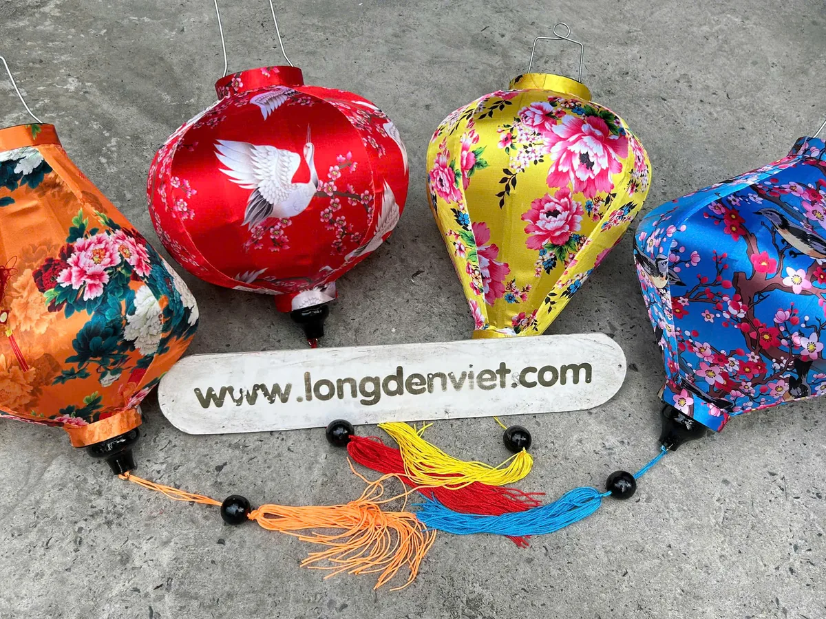 Bốn đèn lồng Hội An in hoạ tiết chim hạc và hoa trên nền cam, đỏ, vàng, xanh