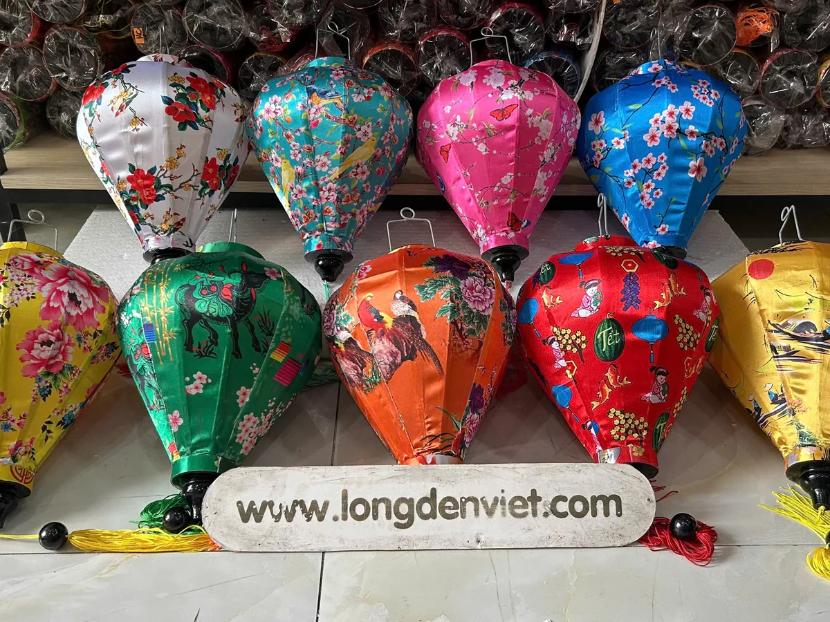 Tám đèn lồng Hội An dáng tỏi với hoạ tiết hoa nhiều màu
