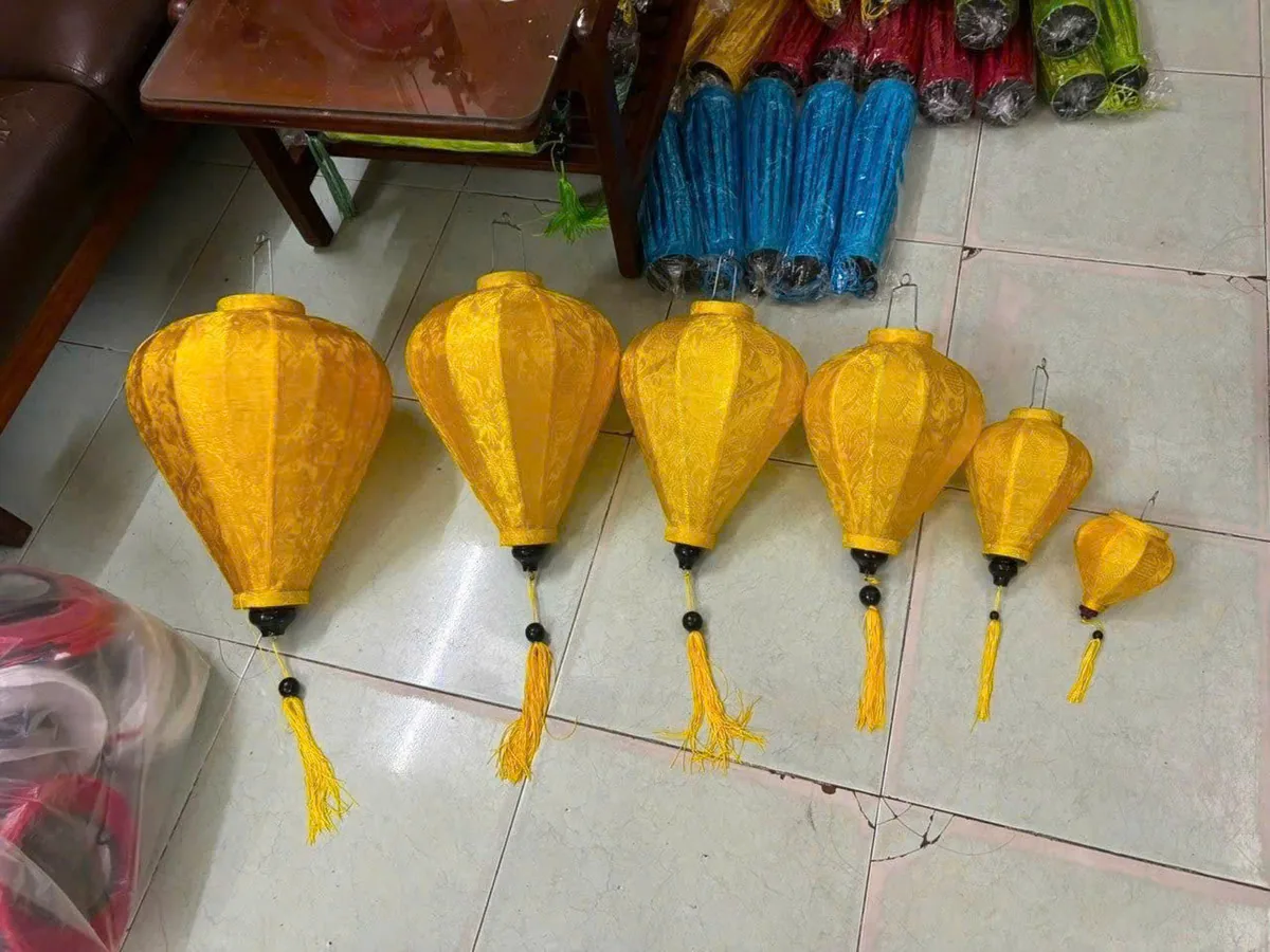 Sáu chiếc đèn lồng Hội An lụa vàng xếp theo thứ tự size từ lớn tới nhỏ