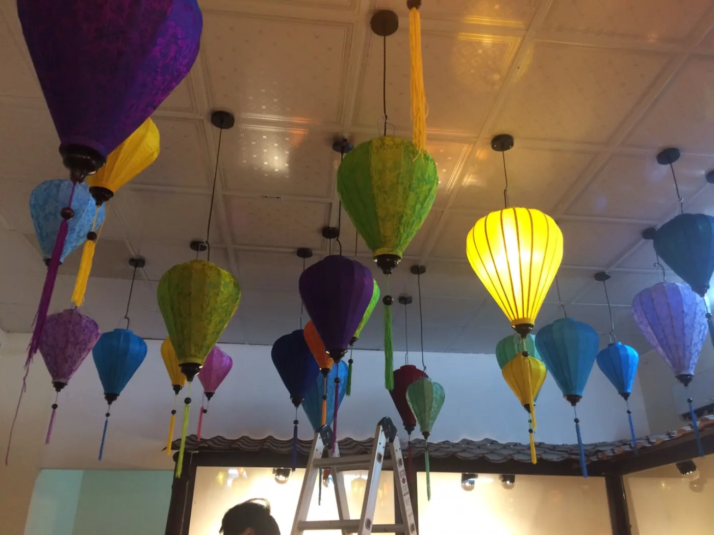 Lắp đặt thi công đèn lồng Hội An tận nơi cho nhà hàng quán cafe