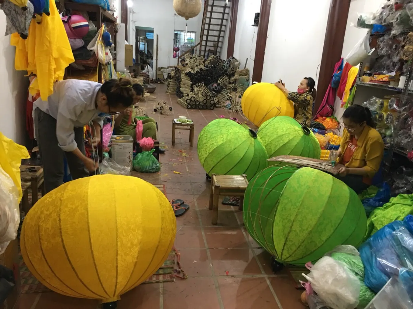 Nghệ nhân làng nghề làm đèn lồng Hội An thủ công tại xưởng