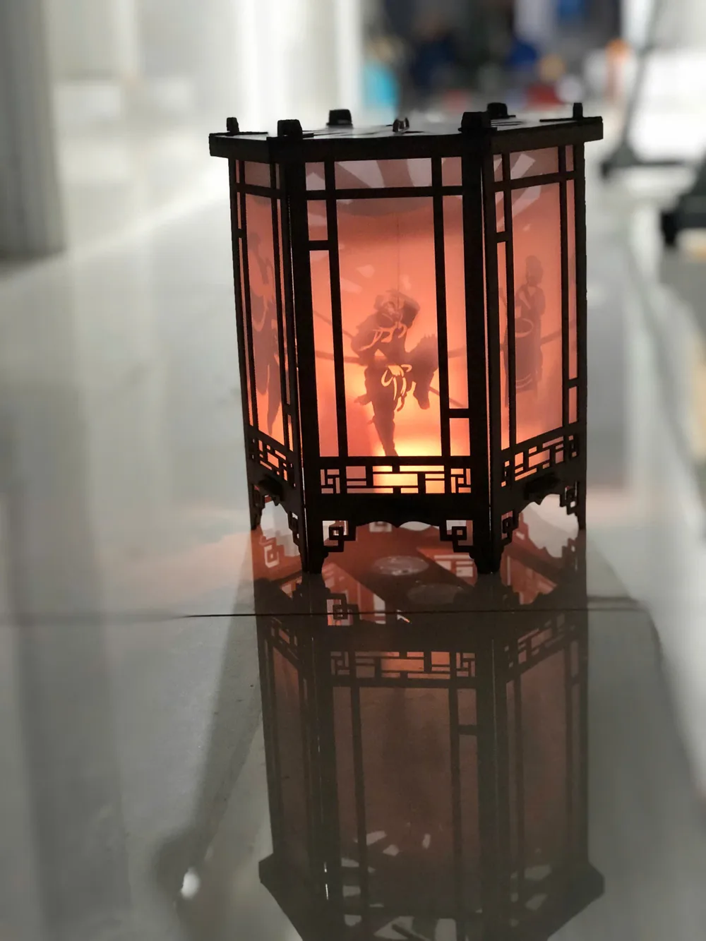 Đèn kéo quân thắp nến trong phòng sáng, mặt đèn ngả vàng ấm