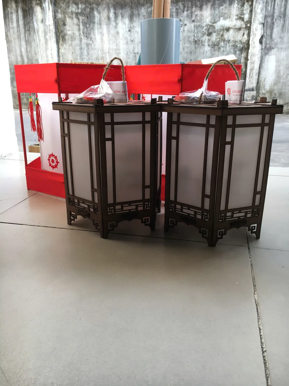 Hộp quà đỏ và đèn kéo quân gỗ chuẩn bị đóng gói tại xưởng