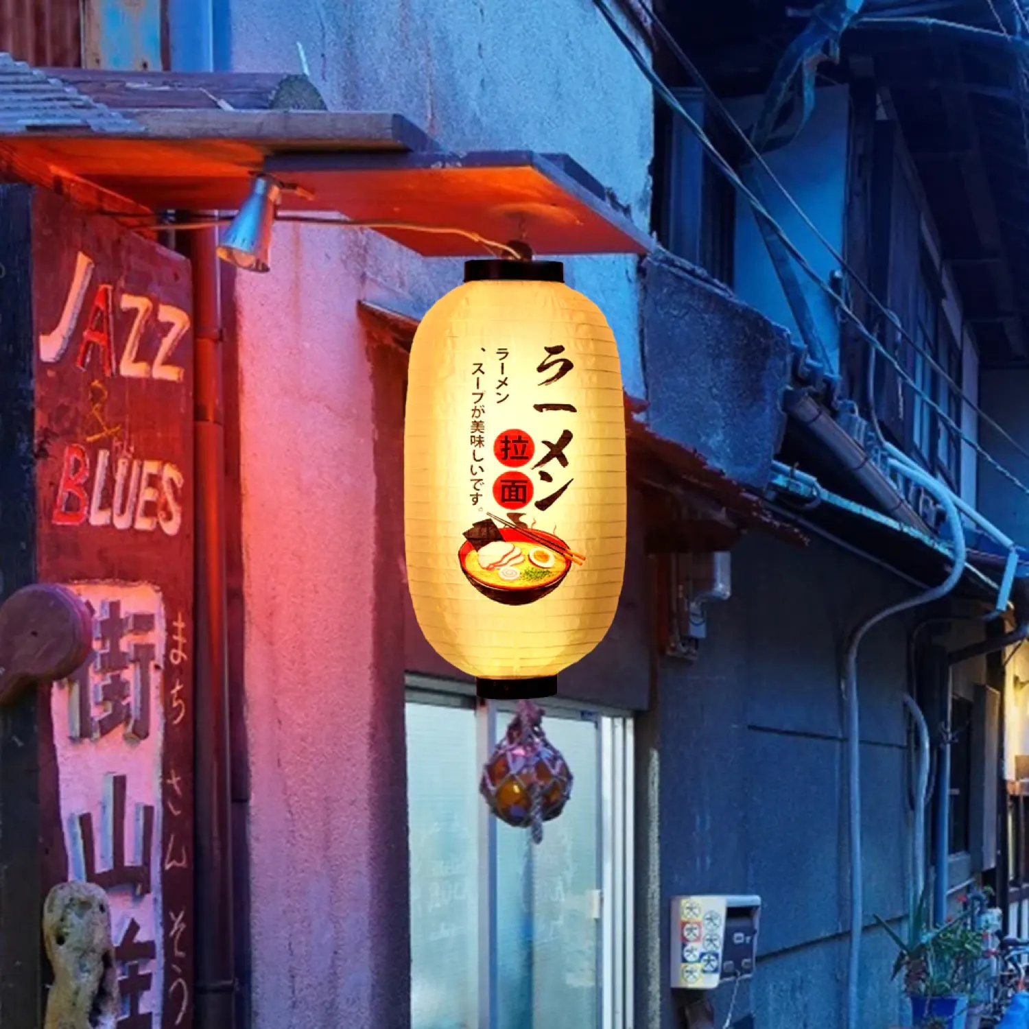 Đèn lồng Nhật Bản in chữ ramen treo trước quán ăn Nhật về đêm
