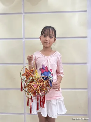 Chùm đèn lồng giấy nhỏ nhiều màu — bé cầm — ảnh thật LongDenViet