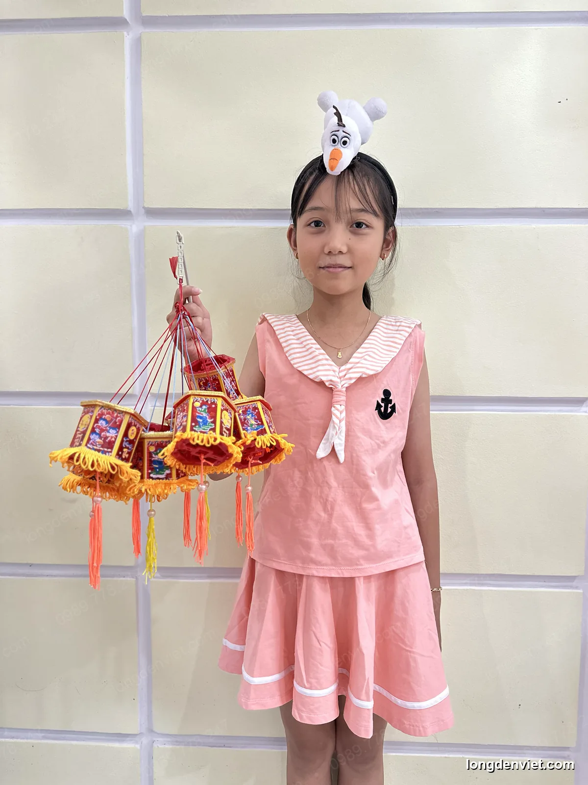 Chùm đèn lồng giấy nhỏ nhiều màu — bé cầm đèn Trung Thu LongDenViet