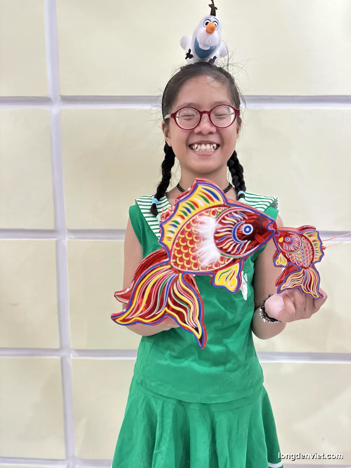 Chùm đèn lồng giấy nhỏ nhiều màu — bé cầm đèn Trung Thu LongDenViet