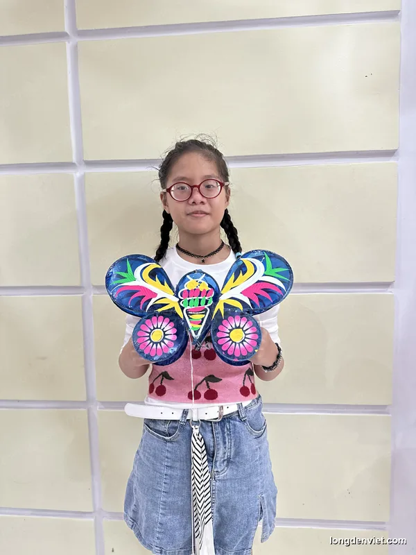 Đèn lồng con bướm giấy kiếng nhiều màu — bé cầm đèn Trung Thu thủ công LongDenViet