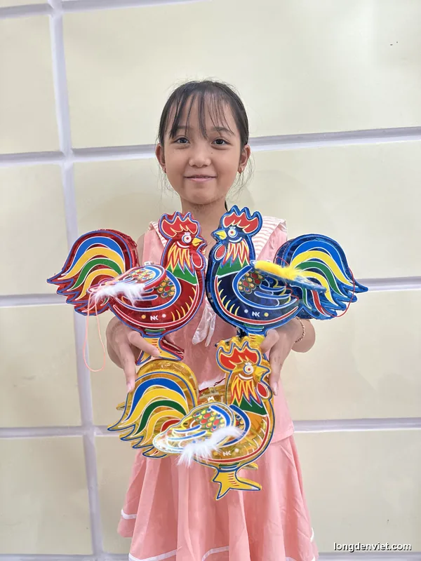 Đèn lồng con gà trống giấy kiếng nhiều màu — bé cầm đèn Trung Thu thủ công LongDenViet
