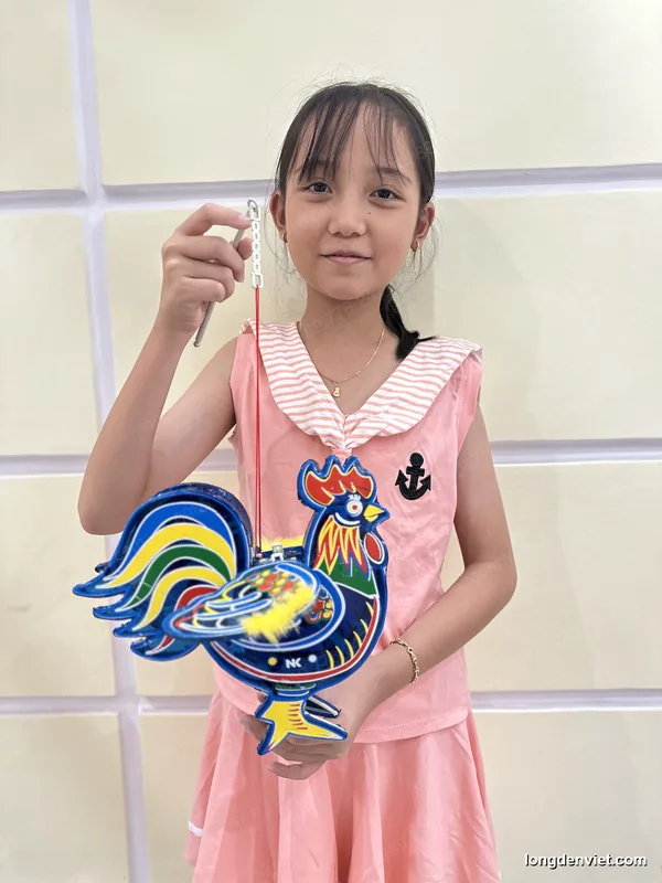 Đèn lồng con gà trống giấy kiếng nhiều màu — bé cầm đèn Trung Thu thủ công LongDenViet