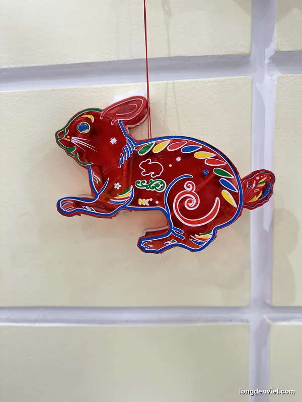 Đèn lồng con thỏ nhựa giả kiếng đỏ — sản phẩm đèn Trung Thu thủ công LongDenViet
