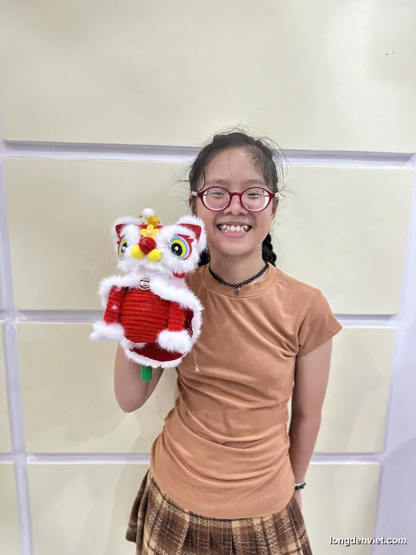 Đèn lồng đầu lân thú bông lông xù có nhạc — bé cầm đèn Trung Thu LongDenViet