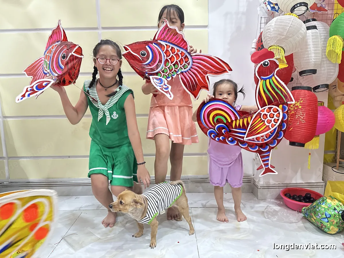 Nhiều mẫu đèn lồng giấy kiếng — các bé chọn đèn Trung Thu tại xưởng LongDenViet