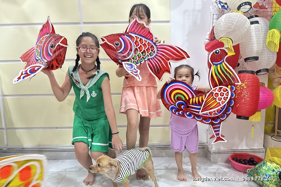 Đèn Trung Thu 2026 — các bé rước đèn thật tại xưởng LongDenViet