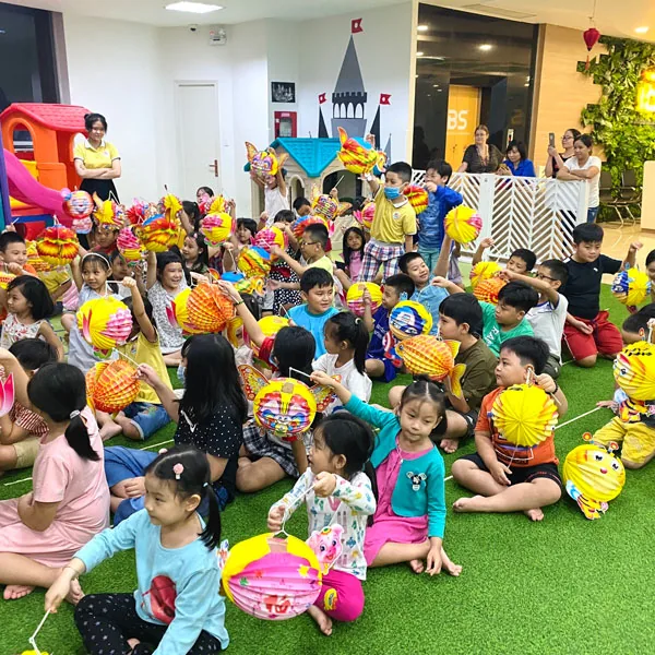 Đèn lồng Trung Thu — Hàng trăm chiếc đèn giấy xếp sáng rực cả sảnh trong đêm hội Trung Thu.