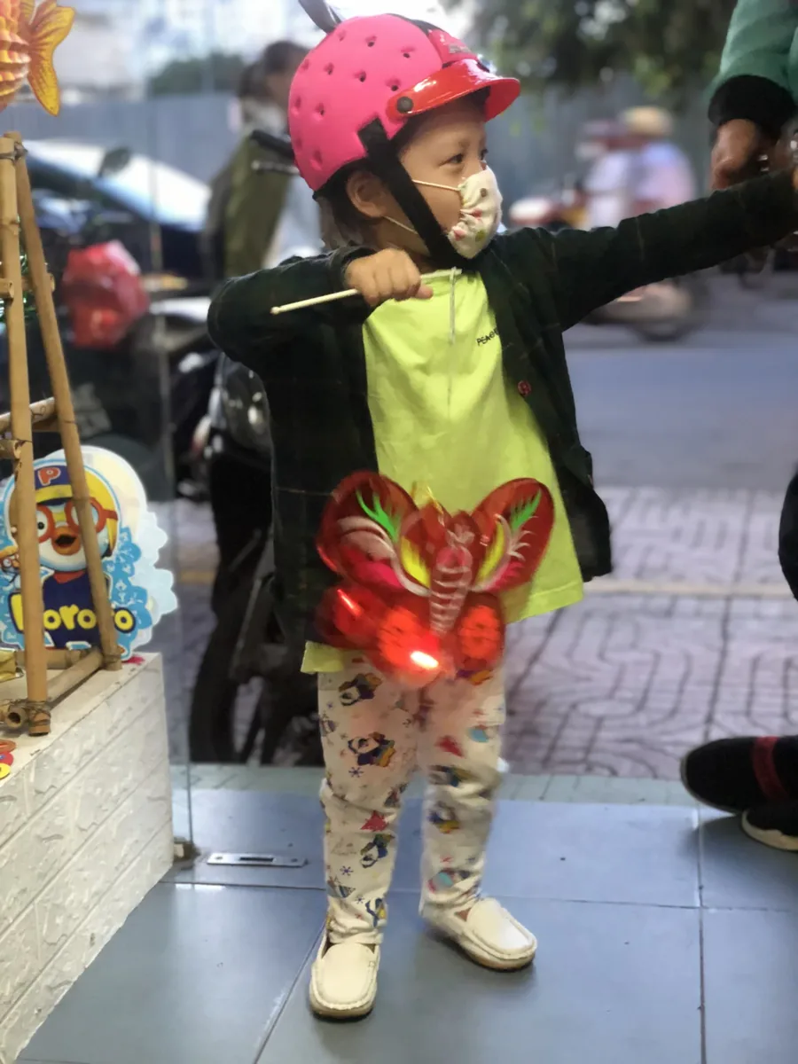 Đèn lồng Trung Thu — Đèn Người Nhện và Pikachu phát sáng — hai mẫu các bé mê nhất mùa này.