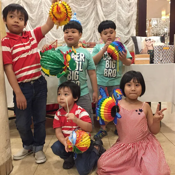 Đèn lồng Trung Thu — Nhóm bé tạo dáng cùng đèn lồng nhiều màu tại tiệc Trung Thu cuối tuần.
