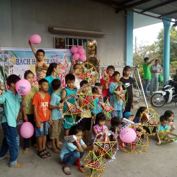 Đèn lồng Trung Thu — Chương trình tặng đèn cho các em nhỏ — đèn ông sao, bóng bay rộn ràng cả sân.