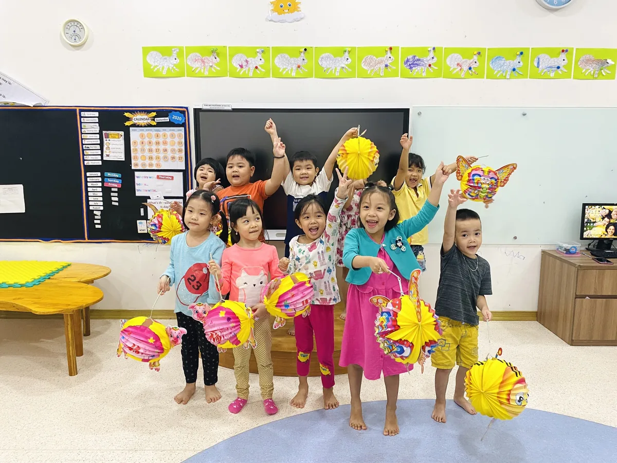 Đèn lồng Trung Thu — Các bé mầm non ôm đèn lồng đủ màu, chụp tấm hình kỷ niệm trong lớp.