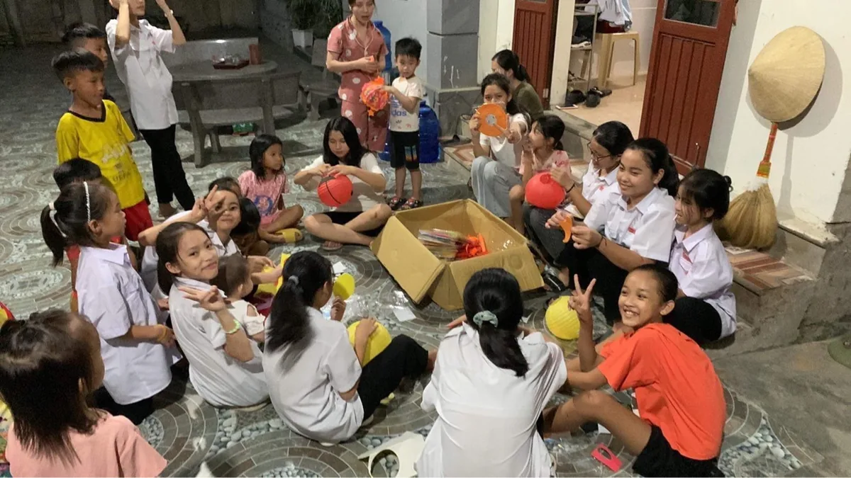 Đèn lồng Trung Thu — Buổi tối quây quần chọn đèn, các anh chị lớn hướng dẫn em nhỏ chuẩn bị rước đèn.