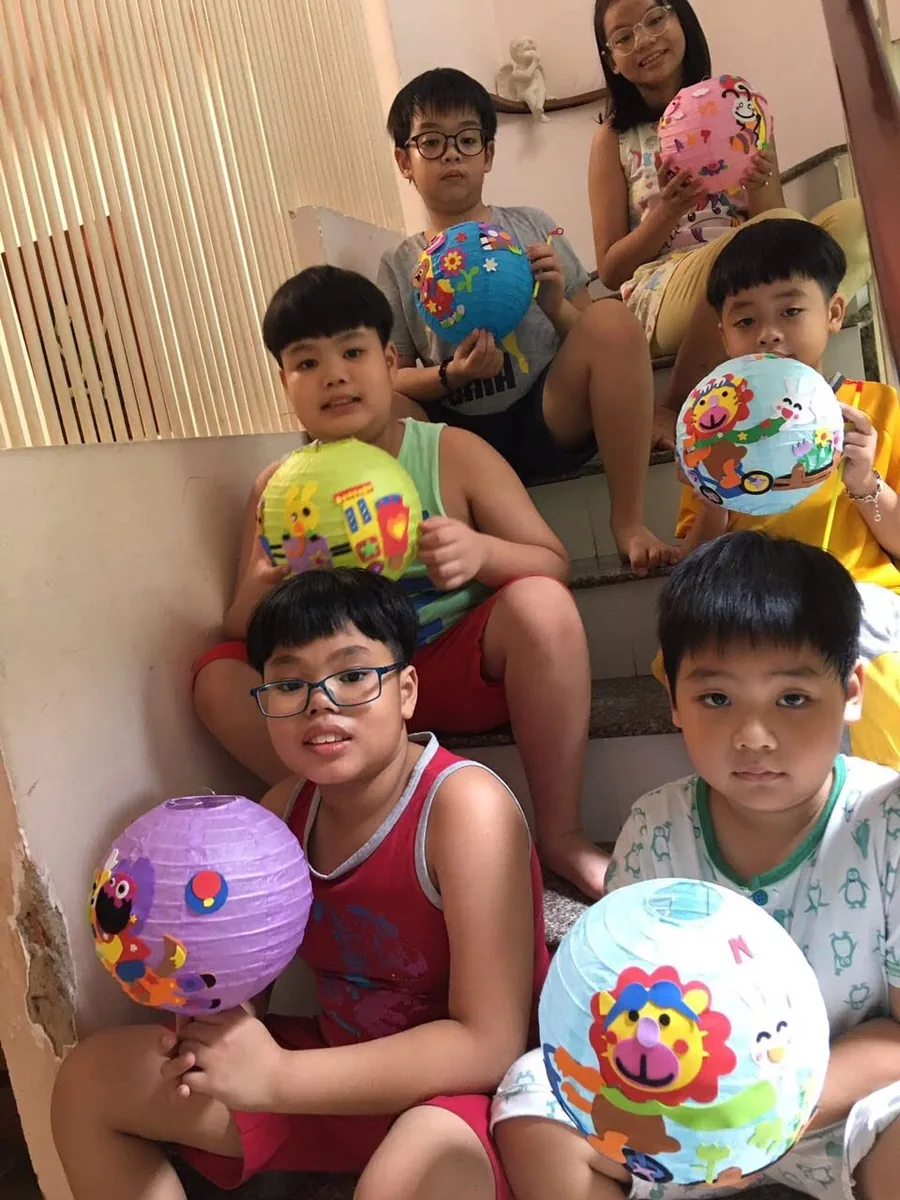 Đèn lồng Trung Thu — Mấy anh em khoe đèn lồng tự dán — mỗi chiếc một kiểu, không ai giống ai.