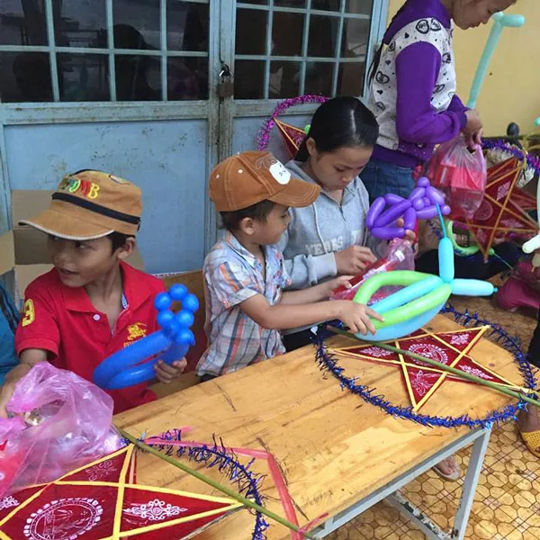 Đèn lồng Trung Thu — Các bé háo hức nhận đèn ông sao và đèn bóng nước trong ngày hội Trung Thu.