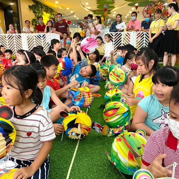 Đèn lồng Trung Thu — Sân chơi đông nghịt, bé nào cũng có đèn lồng riêng trong đêm hội Trung Thu.