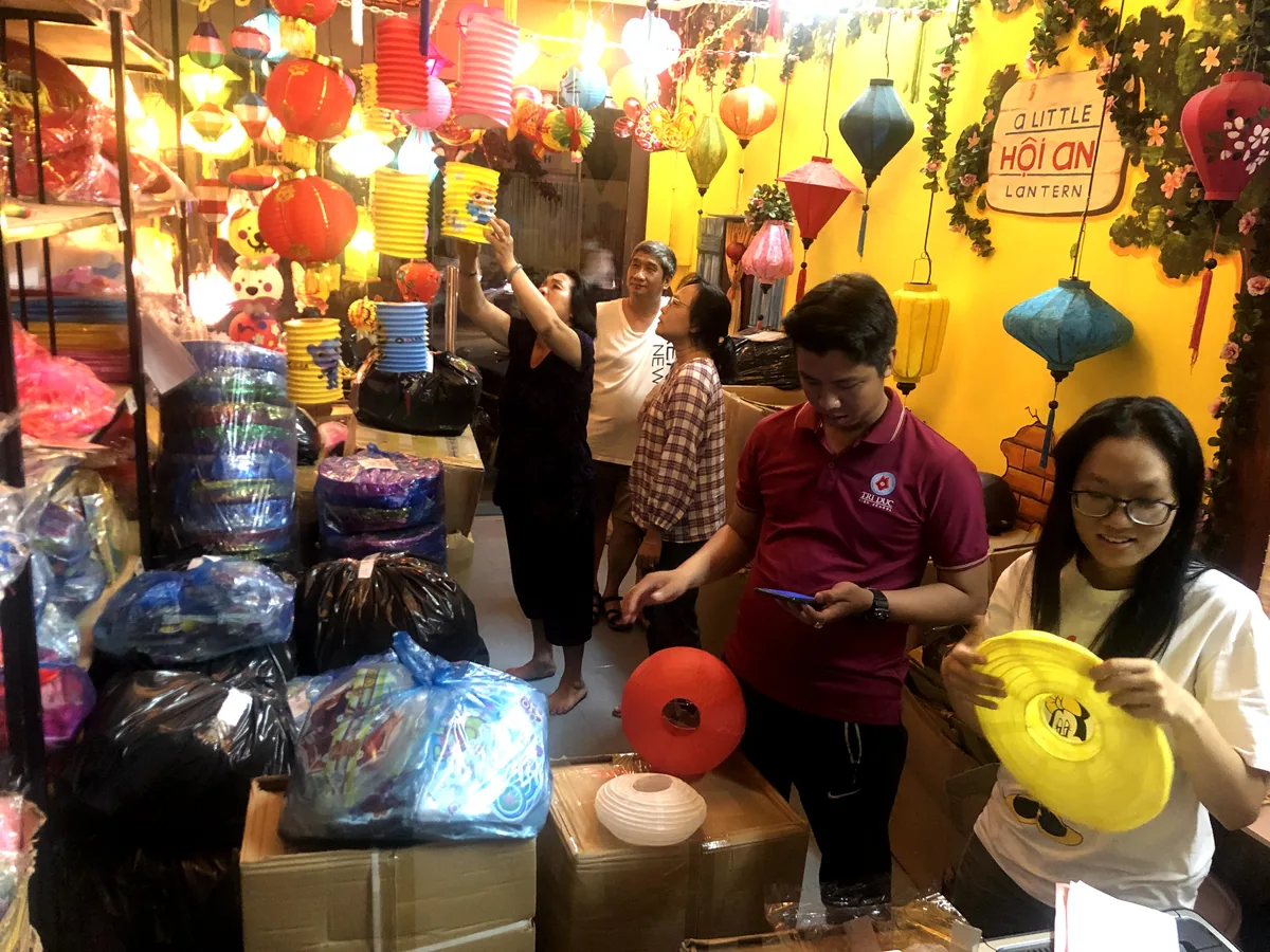 Đèn lồng Trung Thu — Đèn con bướm thắp sáng lung linh, các bé ngồi nghe kể chuyện chú Cuội chị Hằng.