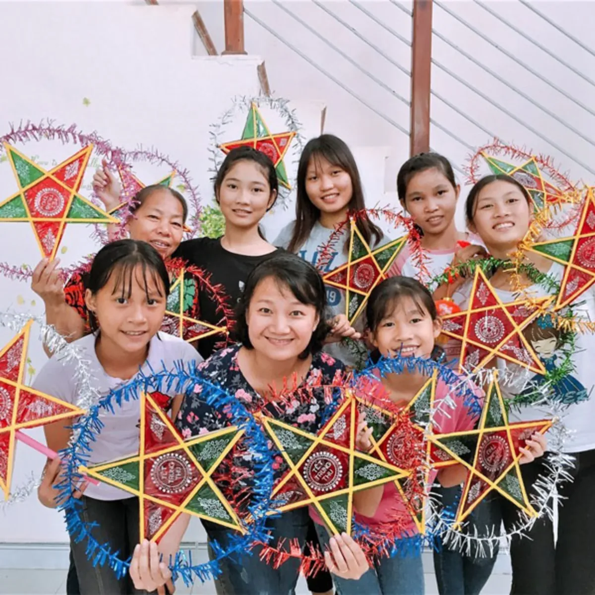 Đèn lồng Trung Thu — Tự tay quấn dây kim tuyến, hoàn thiện từng chiếc đèn ông sao trước mùa Trung Thu.