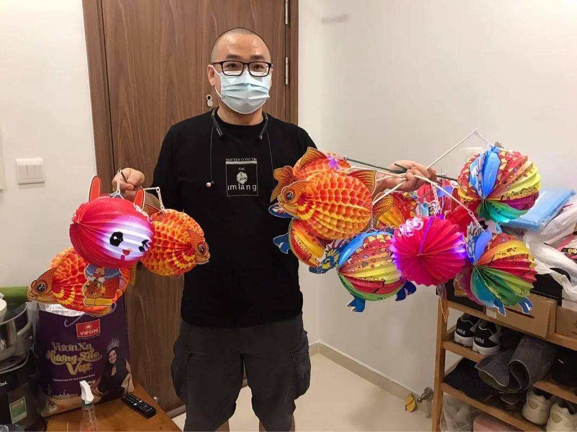 Đèn lồng Trung Thu — Chuẩn bị sẵn chùm đèn cá, đèn thỏ nhiều màu cho các bé chơi đêm Rằm.