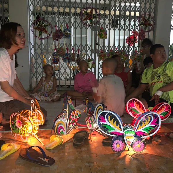 Đèn lồng Trung Thu — Lựa từng mẫu đèn tại xưởng đèn lồng — gom đủ màu, đủ kiểu cho mùa Trung Thu.