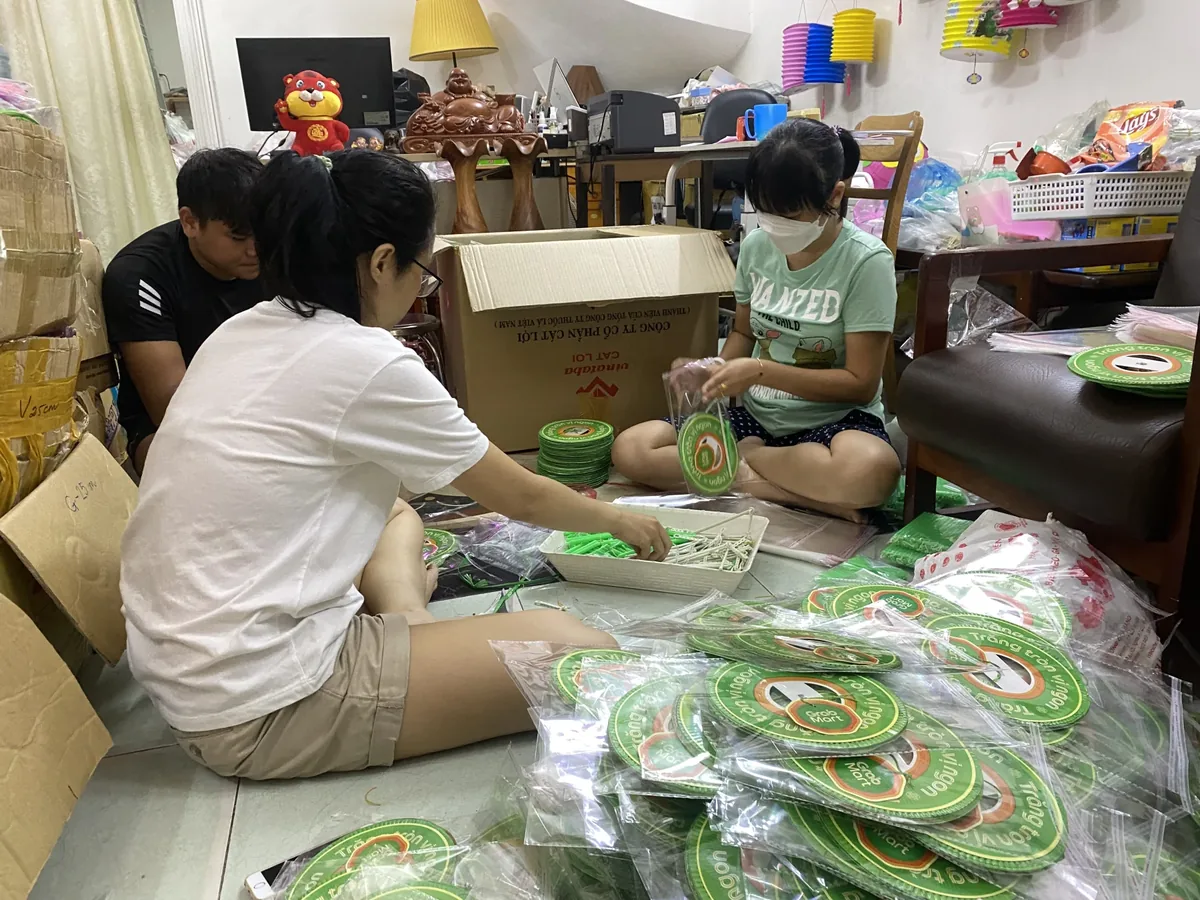 Đèn lồng Trung Thu — Soạn và đóng gói từng lô đèn lồng, kịp gửi đến khách trước đêm Trung Thu.