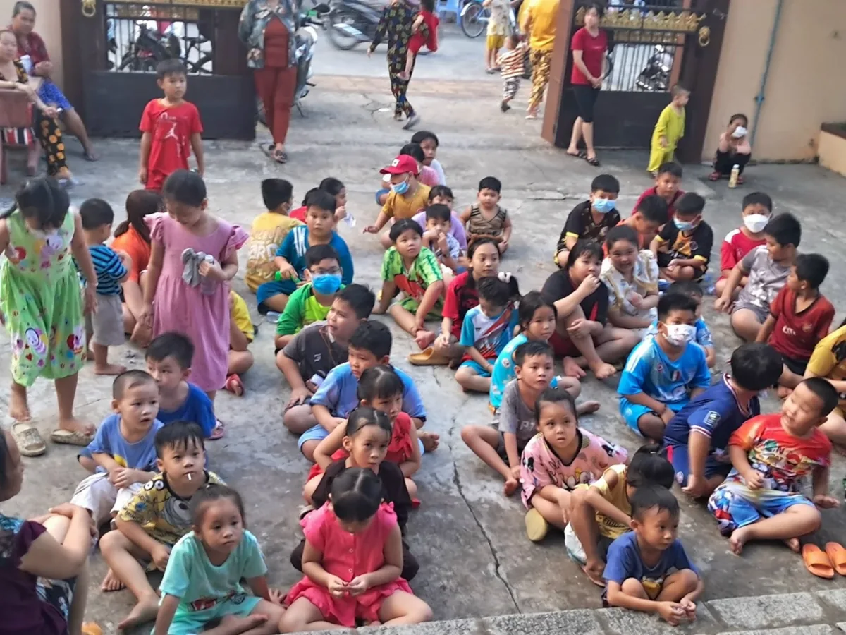 Đèn lồng Trung Thu — Sân trường rộn ràng, các bé ngồi ngay ngắn chờ chương trình phá cỗ đêm Rằm.