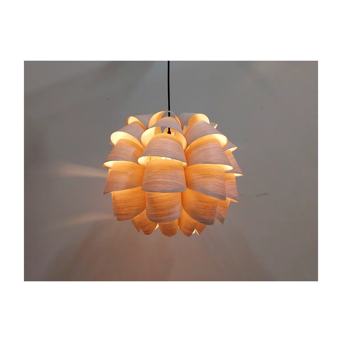 Đèn Thả Gỗ Veneer Cánh Xếp Quả Thông PT267 — đèn lồng gỗ Hội An | LongDenViet