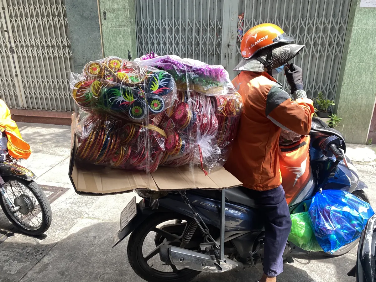 Đóng kiện trống và vòng kim tuyến giao shipper — đơn sỉ mùa Trung Thu